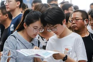 视若珍宝！胡尔克带小女儿完成洗礼 系他与前妻侄女的第一个孩子